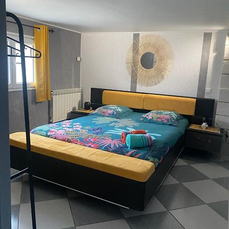 Charmant Appart Avec Jardin Aigues-Mortes Exterior photo