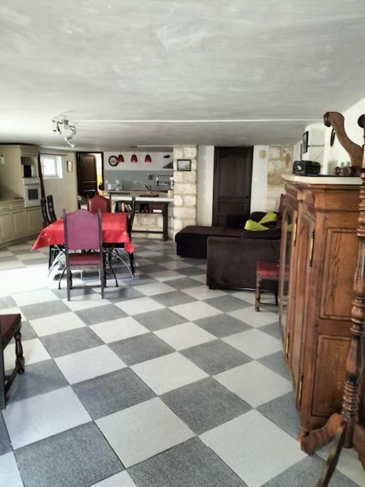 Charmant Appart Avec Jardin Aigues-Mortes Exterior photo