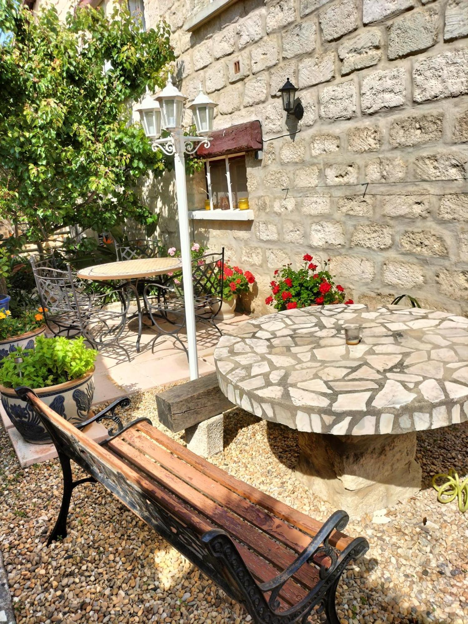 Charmant Appart Avec Jardin Aigues-Mortes Exterior photo